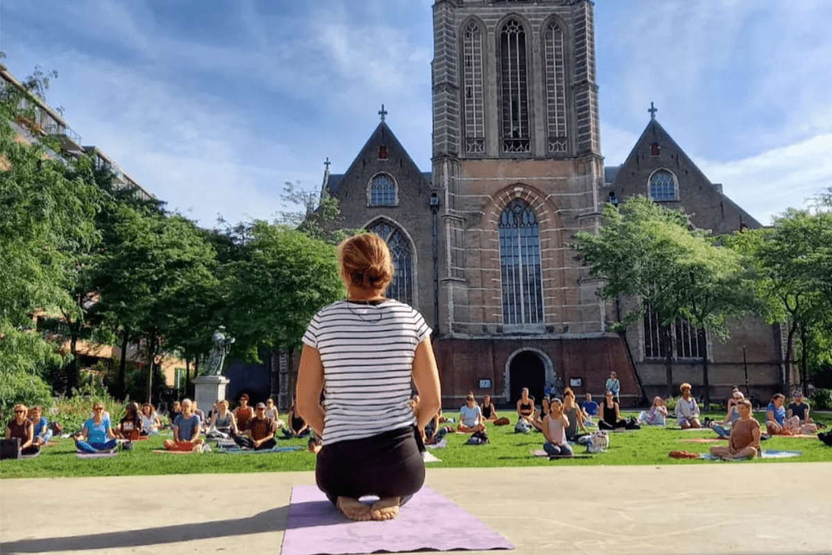 yoga op t grotekerkplein